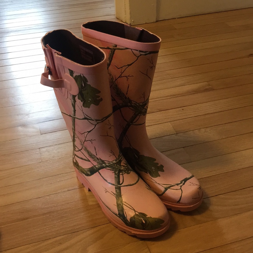 Real Tree pink camouflage rain boots